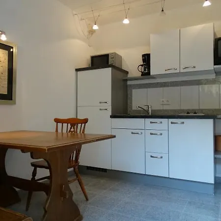 Julia Apartman *