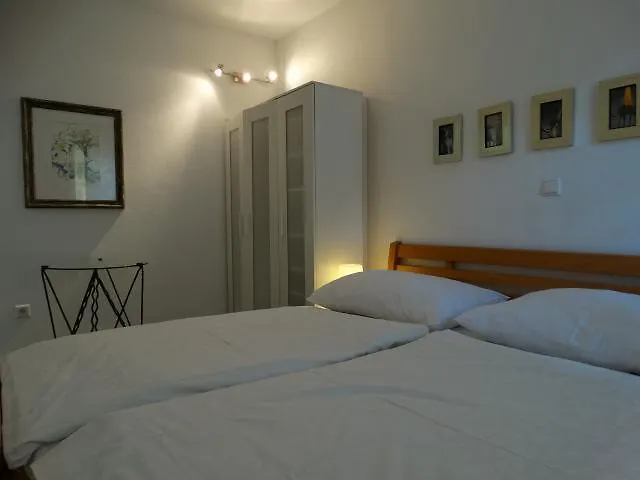 Julia 아파트 풀라